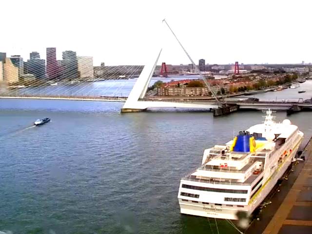 Cruiseschip ms Hamburg van Plantour Kreutzfahrten aan de Cruise Terminal Rotterdam